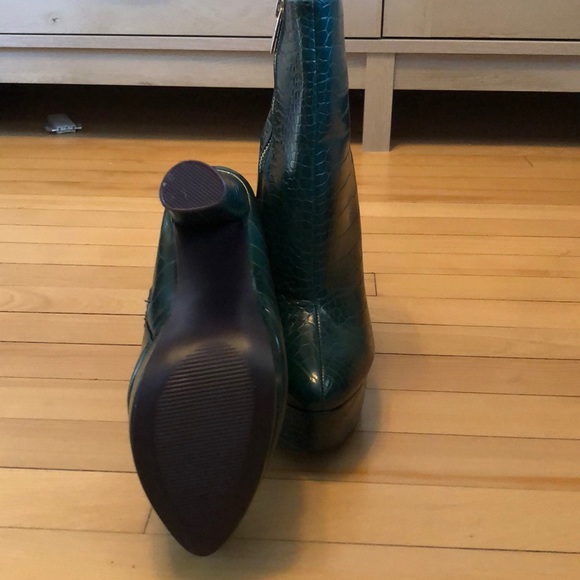 Green faux crocodile booties. Never been worn. - Picture 4 of 4